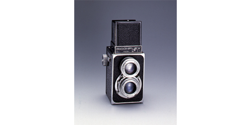 1950: Lancement du Ricohflex III qui stimulera l’adoption de la photographie par le grand public.