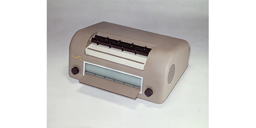 1955: Ricoh dévoile sa première imprimante diazo, le Ricopy 101. Elle a depuis été récompensée par la prestigieuse certification “Mechanical Engineering Heritage”.