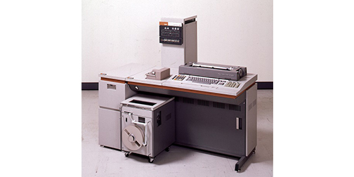 1971: Le RICOM 8 fait son entrée – voici le premier ordinateur de bureau Ricoh (développé conjointement avec TDK). 