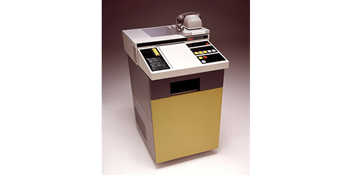 1973: Le RIFAX 600S est le premier outil de télécopie grande vitesse dans le monde conçu pour le tertiaire, conçu pour transmettre une page A4 en 60 secondes. Cet outil figure au classement du “Matériel Historique Essentiel pour la Science et la Technologie”.