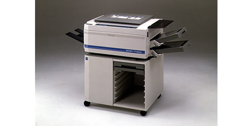 1982: Ricoh présente le RICOPY FT4060, le premier copieur à encre sèche sur papier ordinaire. Il connaît un grand succès avec 100 000 machines vendues en 10 mois.