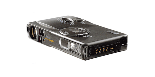 1995: Le Ricoh DC-1 esr le premier appareil photo numérique de Ricoh. Il combine les technologies propriétaires de Ricoh en termes de traitement d’image, développées en premier pour l’automatisation des systèmes de bureau.